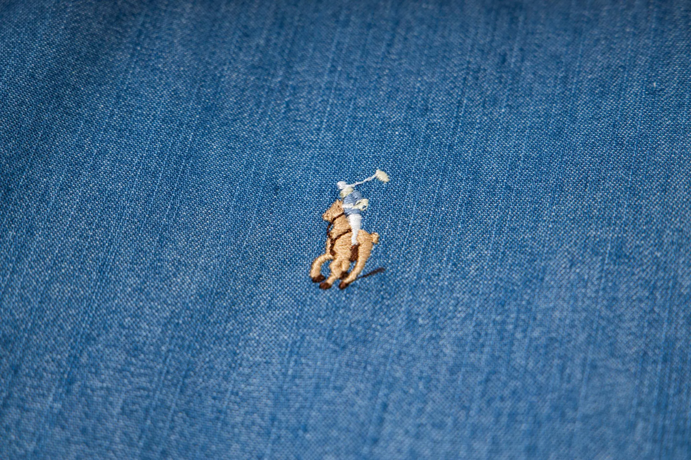 🅿️250 New: Style number: B115 Ralph Lauren/Ralph Lauren classic color small label couple's washed denim long-sleeved shirt 1️⃣ Made of high-quality denim fabric, the upper body is soft and comfortable, extremely delicate, has a solid, smooth and soft feel, and the fabric does not wrinkle, and the feel is invincible. The details are handled perfectly! 2️⃣Adopting the washing process, the workmanship details are perfectly controlled. They are all hemmed with vest technology, and the inside of the sleeves are also different. Different from the four-needle and five-thread workmanship, the collar is also designed with interlining, which shows high-end fashion and individuality. The style is fashionable, simple and elegant! 3️⃣It is very youthful and energetic, and can be easily worn by both men and women. It is very in line with the fashion aesthetic concepts of today's young people! Color: light blue, dark blue Size: S, M, L, XL